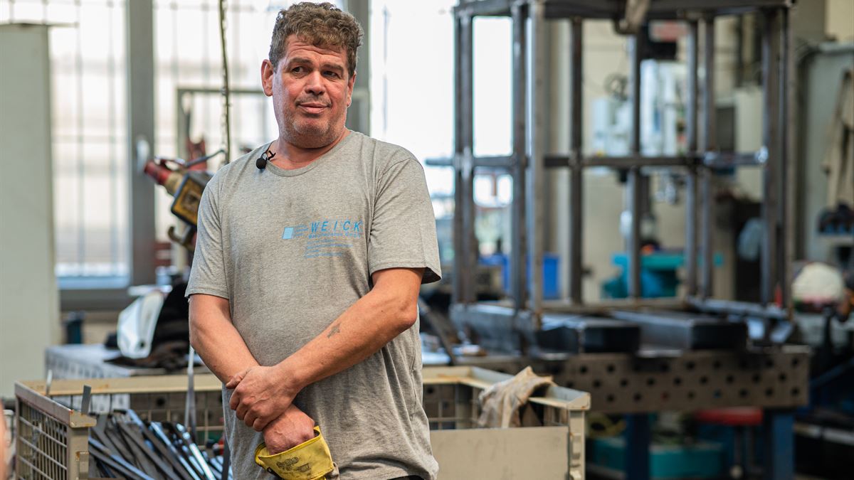 Mitarbeiter von WEICK Maschinenbau im Firmen-Shirt in der Werkstatt