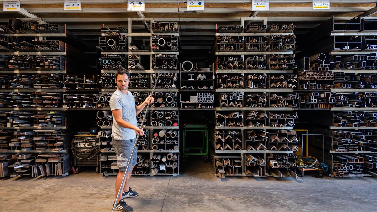 Mitarbeiter entnimmt ein Stahlprofil aus dem Materiallager von WEICK Maschinenbau