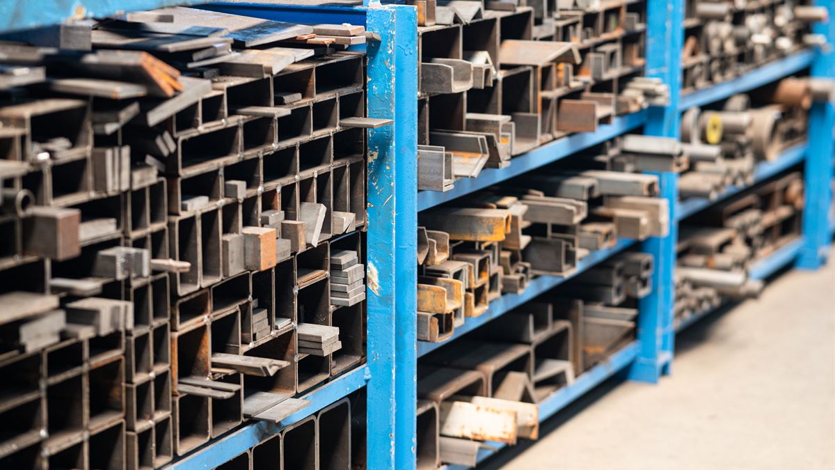 Stahlprofile und Rohre in den blauen Lagerregalen bei WEICK Maschinenbau