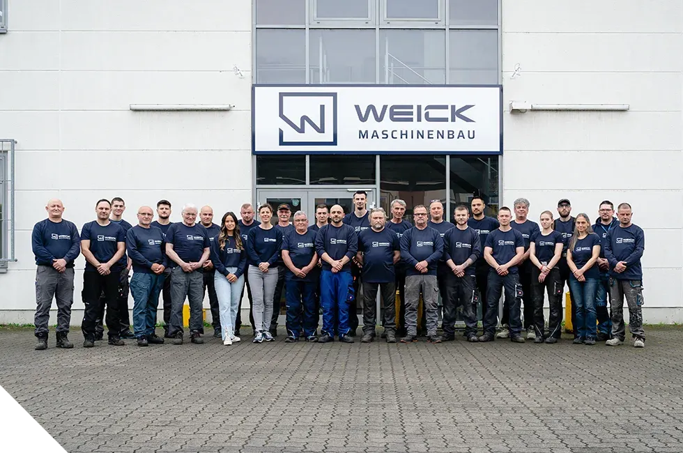 Die Belegschaft von WEICK Maschinenbau vor dem Firmengebäude in Philippsburg
